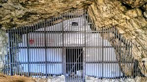 Gate and surveillance protect fossil cave-bear remains in Val Badia