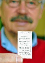 Einmal Karl-Marx-Stadt bitte: Peter Falow hält eine Fahrkarte in der Hand, ...