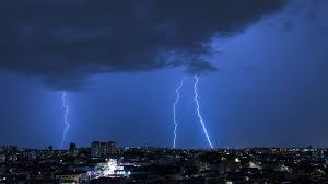 Frente fria avança por cinco estados com chuva e risco de temporais