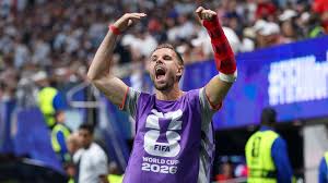 O Chelsea cogita uma contratação surpreendente de Jordan Henderson, já que o meio-campista estaria disponível gratuitamente apenas um ano após sua transferência para o Brentford