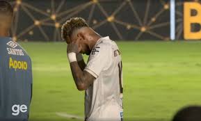 Viralizou: polêmica com a orelha de Neymar, comemoração esquisita de Kennedy e homenagens a Oscar