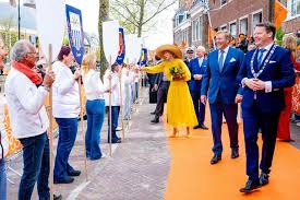 Burgemeester verrast door schaatsende Máxima: ‘Yn ien kear ried de keninginne it iis op’