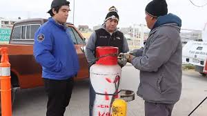 Capitalinos surten tanques de gas ante pronóstico de frío y posible nieve