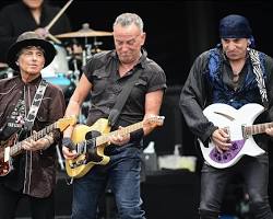 Imagen de Bruce Springsteen and the E Street Band performing live