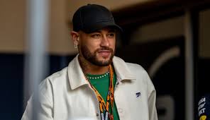 Neymar usa camiseta de R$ 2,4 mil com nome de Satoshi Nakamoto, criador do Bitcoin
