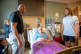 Steelers legend Lynn Swann, long snapper Cal Adomitis visit with cancer patients ahead of draft
