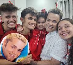 Aos 50 anos, cantor famoso em 2000 reaparece ao lado dos quatro filhos