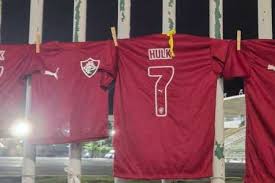 Camisas de Hulk são vendidas na porta do Maracanã antes de amistoso do Fluminense