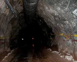 Imagen de deep mine tunnel