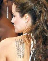 Od wieków wzory Sak Yant stosuje się także na tkaninach, a od niedawna na karoseriach samochodów. Też działają. Angelina Jolie i jej tatuaż - mantra Sak ... - sak-yant-angelina-jolie
