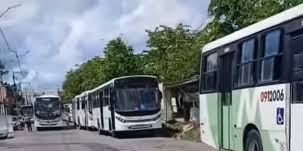 'Acabou o diálogo': rodoviários paralisam transporte coletivo por atraso de salários e plataformas ficam lotadas em Manaus