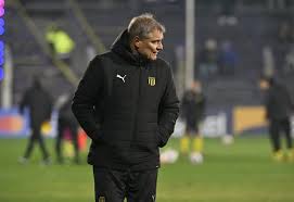 Diego Aguirre baraja sus opciones para armar el once inicial de Peñarol que visitará a Cerro en el Tróccoli