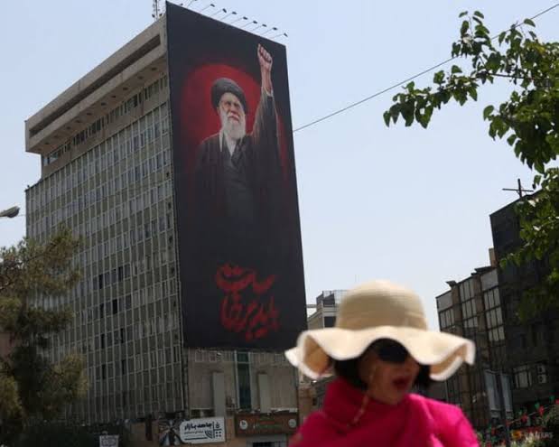Iran says it will halt attacks as long as the US maintains pause on air strikes; an Iranian source says after Trump calls off strikes