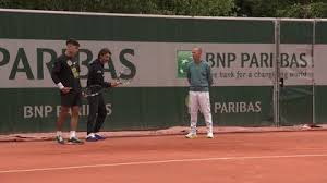 Alcaraz sorprende antes de medirse a Marozsan: Nuevo look y correcciones por parte de Ferrero