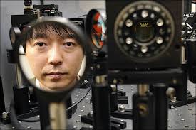 Dr James Chon of Swinburne University of Technology in Australia shows off the optical recording set-up that could see data discs carrying 300 times more ... - _45804431_science766afp