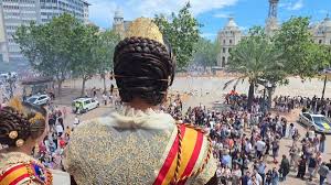 La pirotecnia honra a la patrona con una mascletà Azul Mariano de Aitana