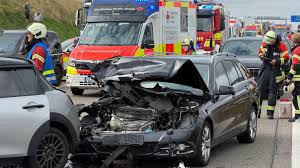 Massenkarambolage und Sperrung - 17 Verletzte und 150.000 Euro Schaden nach Unfall auf der A8 — SWR