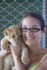 Daniel donne le biberon à un autre un peu plus grand. « Mais c&#39;est du délire ce zoo » c&#39;est clair, je ne crois pas que ce soit possible en France. - peluche