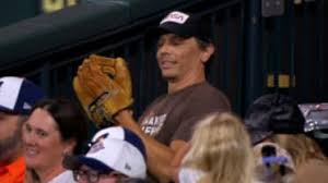Dino-Glove Steals the Show! Astros Fan's Catch Breaks the Internet! - Imagen principal del artículo