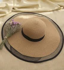 Tendance d'été : Combiner un chapeau avec un sac assorti peut transformer une tenue ordinaire en un ensemble extraordinairement stylé et cohérent. Ensemble de chapeau et sac d'été pour femme, disponible en