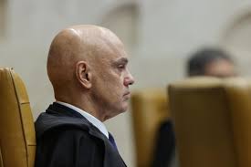 Moraes arquiva inquérito contra senador e blogueiros bolsonaristas suspeitos de ameaçar delegado da PF