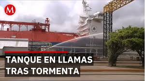 Tanque de gas explota en llamas tras rayo en Coatzacoalcos