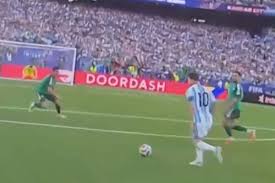 VIDEO: así fue el gol de Lionel Messi contra Argelia desde la cámara del árbitro