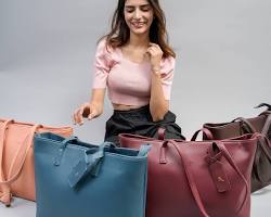 person choosing a leather tote bagの画像