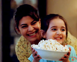 Image of Jacqueline Fernandez as Jenny Fernandes in Brothers (2015 film)