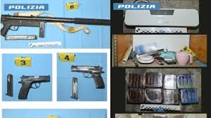 Blitz della polizia in un box (trasformato in arsenale): trovata una mitragliatrice, due pistole e un fucile