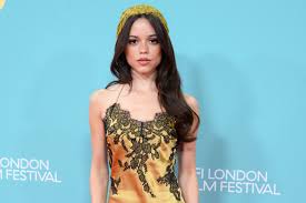 Jenna Ortega irradia glamour con un slip dress amarillo con adornos románticos, y otros looks de las celebridades