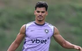 Vasco coloca ex-Botafogo em compasso de espera e prioriza outros nomes