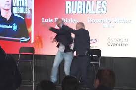 ¡Escándalo! Tío ataca a Rubiales con huevos en presentación de su libro