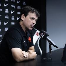 Fernando Diniz é demitido pelo Vasco após derrota em clássico contra o Fluminense