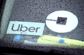 Uber compte acheter jusqu'à 50.000 robotaxis de Rivian, dont il va devenir actionnaire