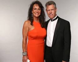 Randy Travis and Mary Davis, do AI tạo