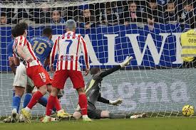 Julián Álvarez le da el triunfo al Atlético en el descuento ante el Oviedo