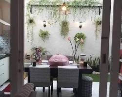 Gambar Desain Ruang Makan Semi Outdoor Minimalis dengan Taman Kering