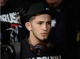 Sergio Pettis confia que o caminho para a vitória contra Alex Caceres, no UFC on Fox 10, é a trocação. O irmão do campeão dos leves, Anthony Pettis, ... - ufc167_02_pettis_vs_campuzano_001