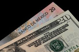 El tipo de cambio cotiza en 17.89 pesos por dólar y la BMV abre al alza
