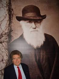 Jaume Josa ante un retrato de Charles Darwin el 10 de julio de 2009 en que se inauguró la exposición “La evolución de Darwin” en el Museo Nacional de ... - image001