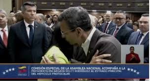 Delcy Rodríguez y Henrique Capriles se saludaron de beso en la AN tras llamado a la paz y al respeto (+Video)