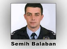 Şehit Semih Balaban&#39;ın naaşının bulunduğu Göztepe Eğitim ve Araştırma Hastanesi&#39;ne üniformasıyla gelen Filiz Balaban ve yakınları, gözyaşlarına boğuldu. - 147587