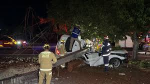 Casal morre após carro bater contra poste na Avenida Tancredo Neves em Cascavel