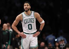 Jayson Tatum está apto para jogar menos de 10 meses após grave lesão