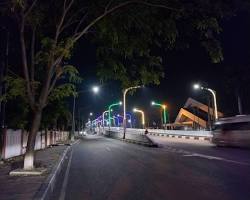 pemandangan malam kota Banda Aceh lampu terang benderang, buatan AI