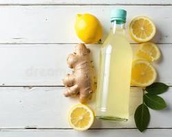agua tibia con jengibre y rodajas de limón fresco en una mesa de cocina saludable natural، من إنشاء الذكاء الاصطناعي