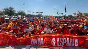 Ni el calor puede con la afición española: así fue la marcha de la marea roja hacia el estadio de Dallas