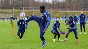 Zu spät! Muslic knallhart: Schalke-Trainer schickt Tchibara auf die Tribüne