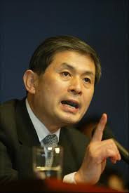 South Korean scientist Hwang Woo-suk apologizes again to South Korean people at a press conference in Seoul on Jan.12,2006. Hwang Woo-suk held the press ... - 0112_B18